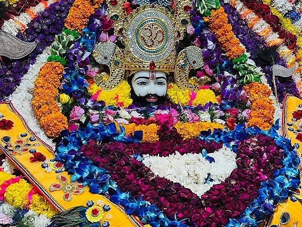 खाटू श्याम मेले में श्री श्याम की अनंत महिमा के दर्शन करते भक्त