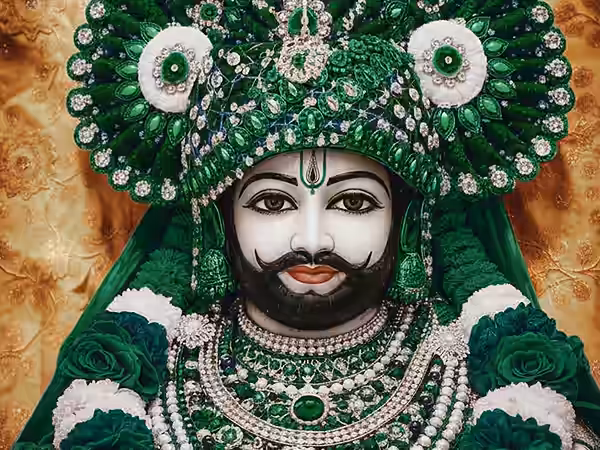 खाटूश्यामजी मंदिर के शिखर पर सूरजगढ़ का निशान